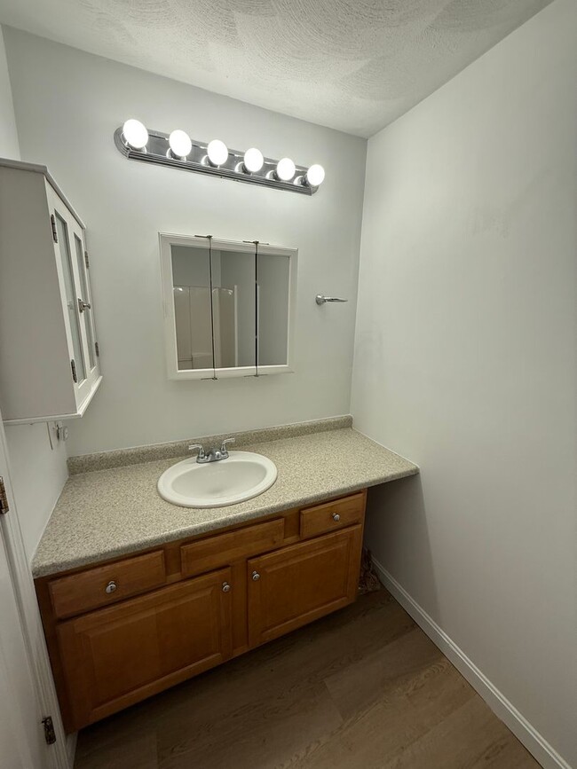 Building Photo - spacious three-bedroom townhouse!