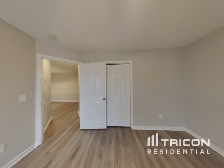 Building Photo - 362 Park Ct N