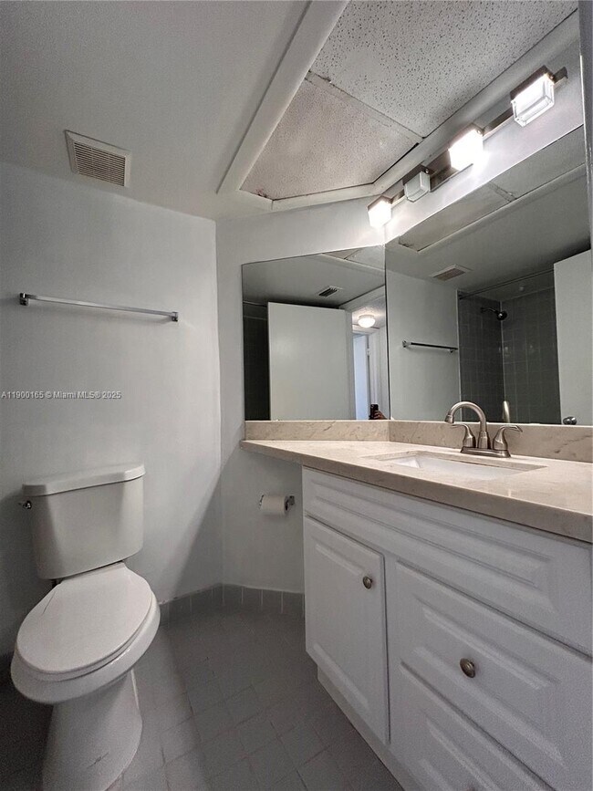 Building Photo - 2841 N Oakland Forest Dr
