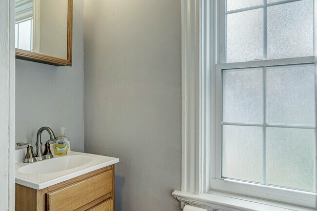 Building Photo - 6415 Cates Ave