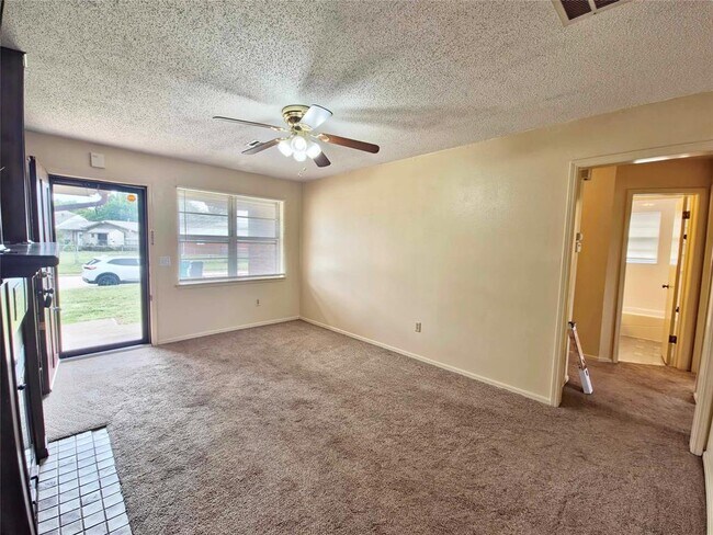 Building Photo - 13917 N Everest Ave