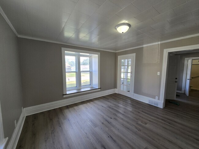 Building Photo - 740 W 11th St