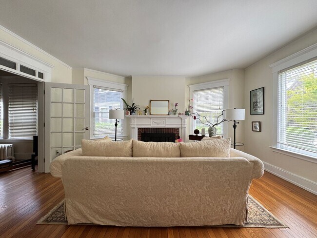 Building Photo - Spacious 2-Bedroom, 2-Bath in East Rock – Newly Renovated!