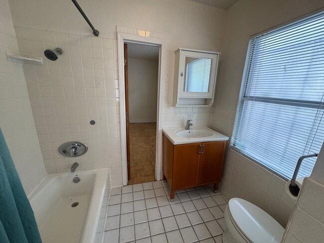 Building Photo - 5913 Vallejo St
