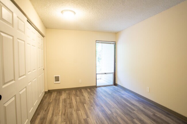 Building Photo - 1-Bdr on Pill Hill: Private Patio & Close ...