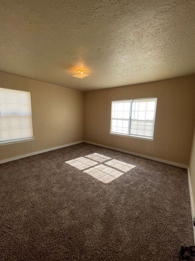 Building Photo - 1107 NW Bell Ave