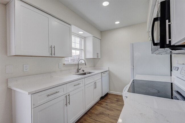Building Photo - 910 Cedar Terrace