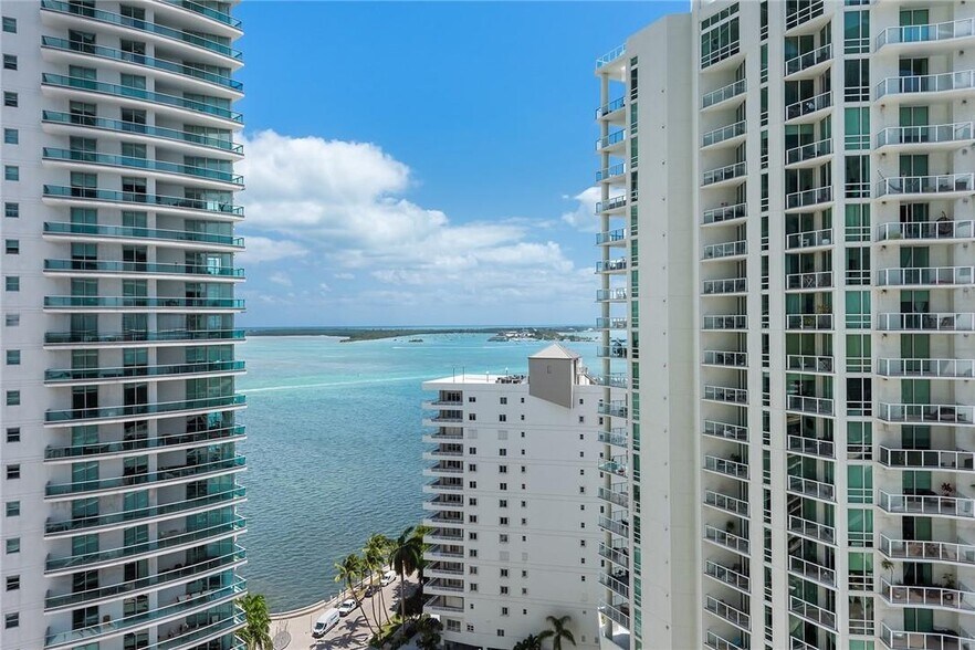 Building Photo - 1300 Brickell Bay Dr
