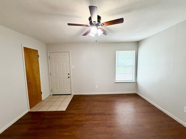 Building Photo - 3447 Pewitt Dr