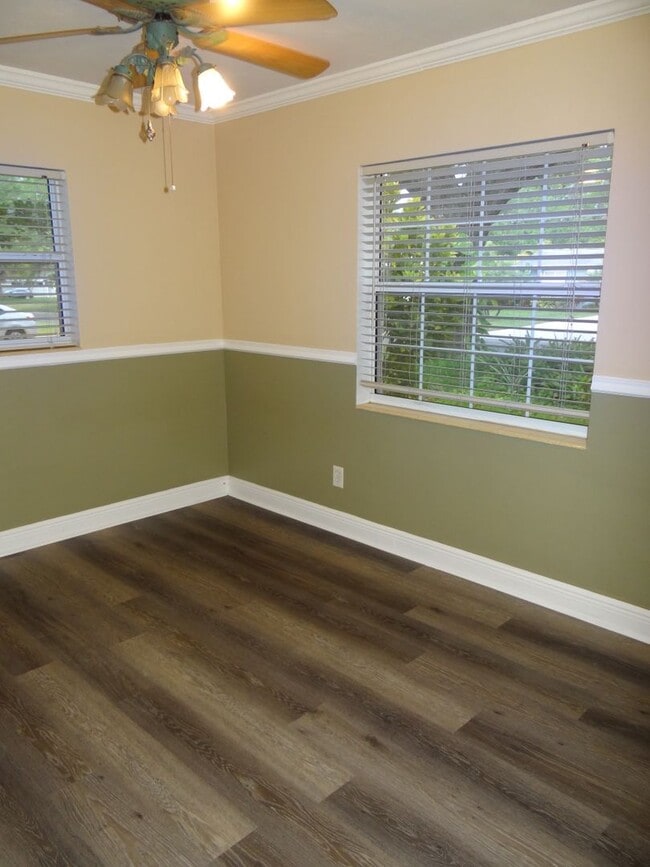 Building Photo - Centrally located home in St Pete - Move I...