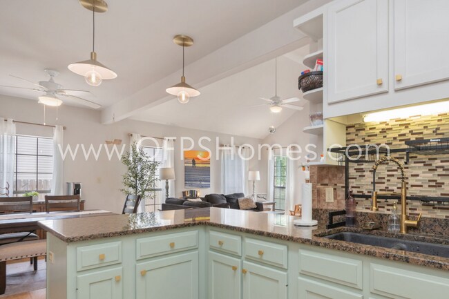 Building Photo - 3/2 in Destin!! AVAILABLE JULY 1
