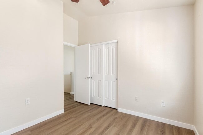 Building Photo - 2250 E Deer Valley Dr