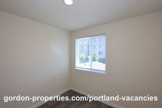 Building Photo - SE 121st Ave- 3 bedroom townhome with gas fireplace