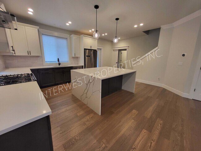 Building Photo - 4 bd 3.5ba dream home in the heart of the Woodlawn District w/Washer/Dryer, Garage & Gas Fireplace!