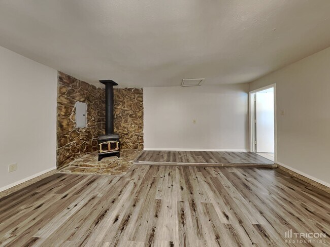 Building Photo - 1122 Oakbluff Dr