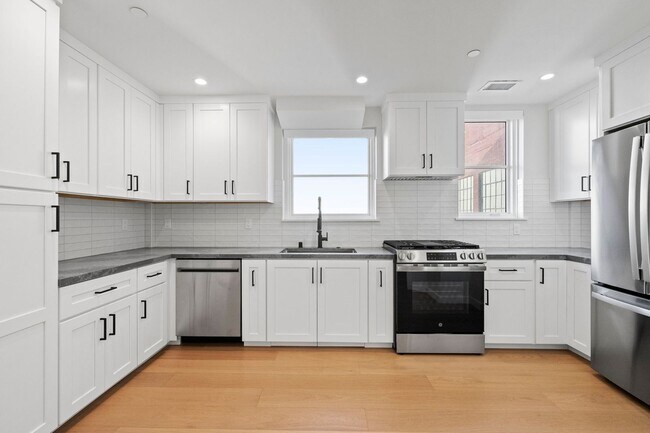 Building Photo - 693 Sutter St