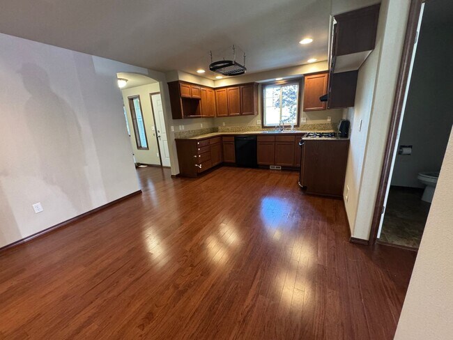 Building Photo - 3 Bed, 2.5 Bath PLUS Bonus Room