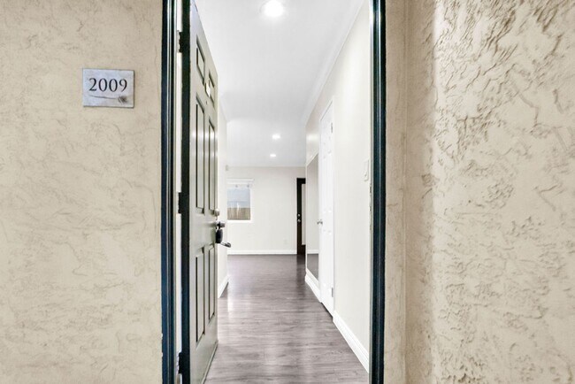 Building Photo - Beautiful one bedroom/one bath in the Verano community at UTC! Close to so much!