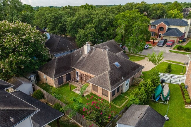 Building Photo - 1813 Oakwood Dr E