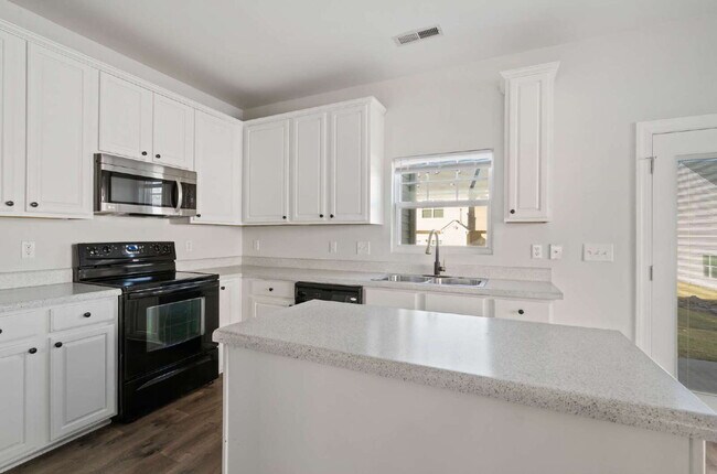 Building Photo - Spacious 3-Bed End-Unit Townhome in Durham