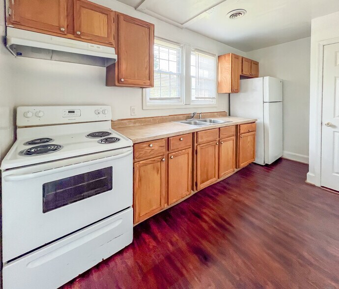 Building Photo - 302 Elm St
