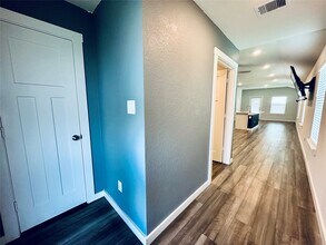 Building Photo - 1118 Amistad Lp