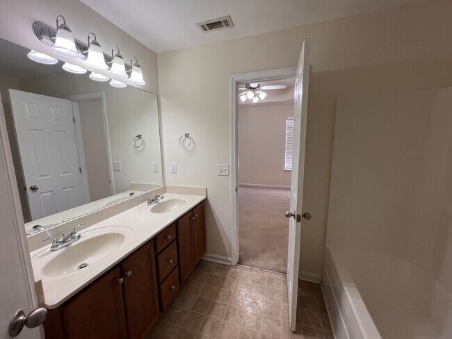 Building Photo - Available Now! 2 Bed, 2.5 Bath Townhome in The Cottages Of Lake Forest