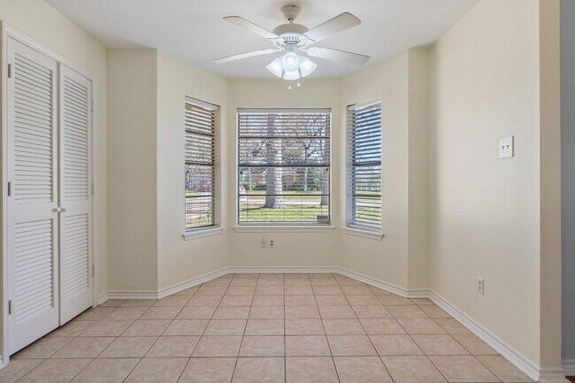 Building Photo - 9134 Lakeside Dr