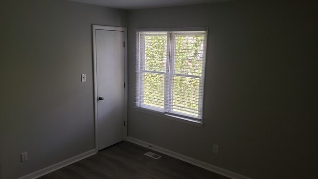 Building Photo - Updated 2br 1.5ba Condo Style home in grea...