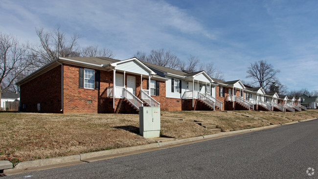 Building Photo - The Oaks Apartments