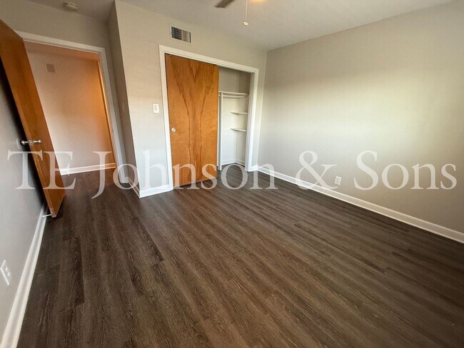 Building Photo - 1 Bedroom Minutes from The School of the A...