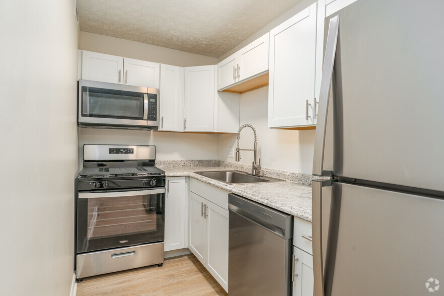 1BR, 1BA - 805SF - Kitchen - The Lodge at River Village