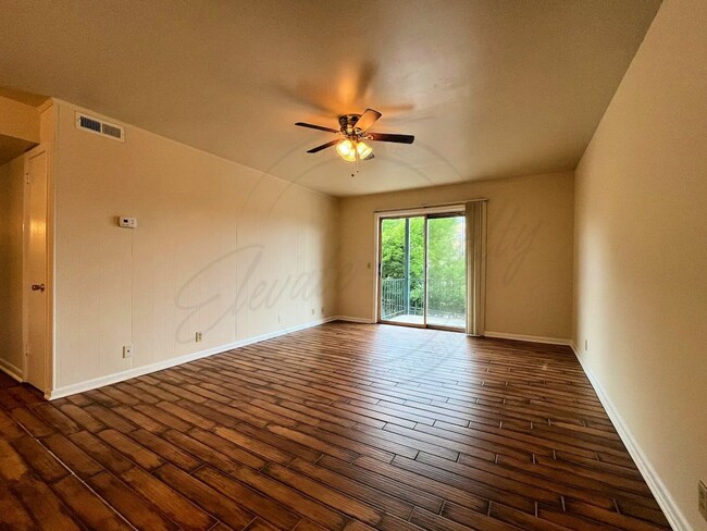 Building Photo - Two Bedroom Spacious Second-Floor Apartmen...