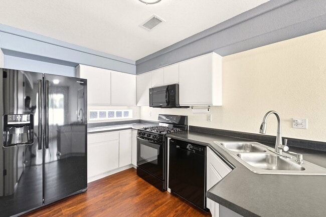 Building Photo - 3 Bed 2.5 Bath Home in Green Valley Ranch!