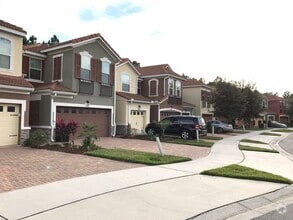 Building Photo - Beautiful townhome