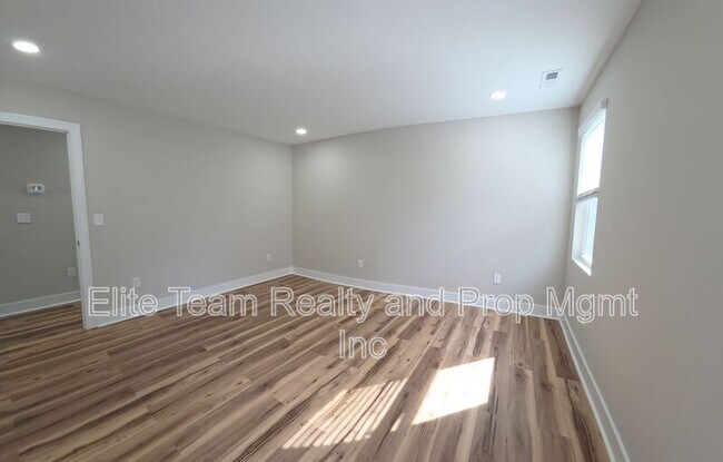 Building Photo - 2728 Crawford Ave