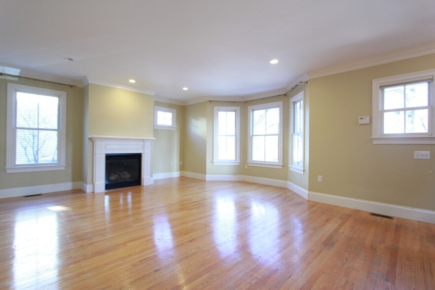 Building Photo - 49 Wyman St