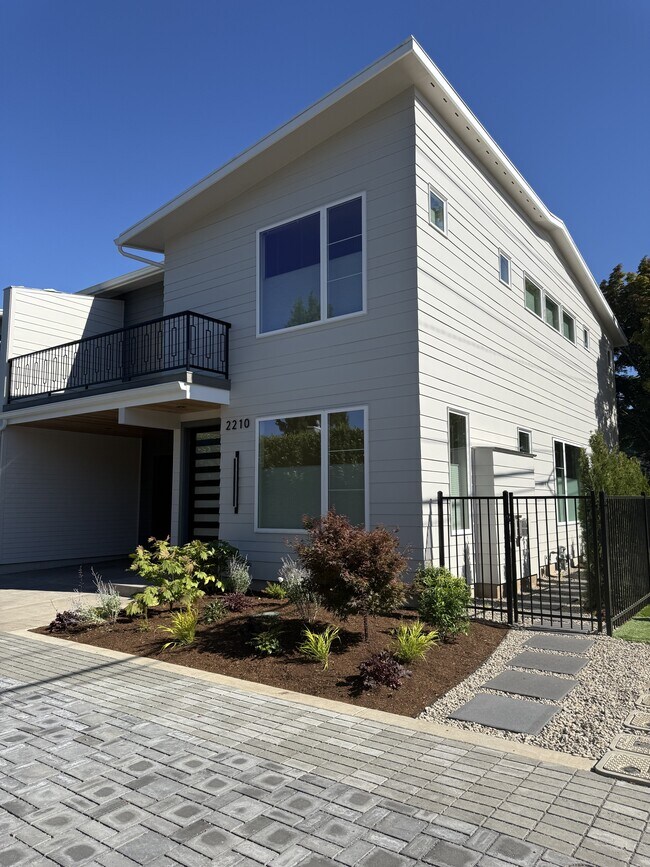 Building Photo - 2210 Emerson Dr