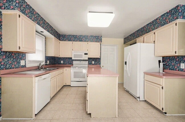 Building Photo - 456 Essex Dr