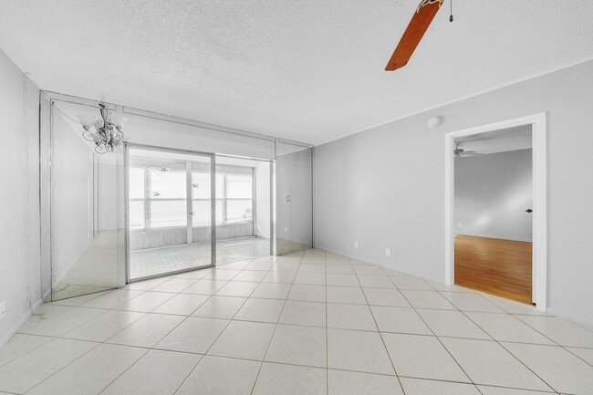 Building Photo - 1035 Country Club Dr