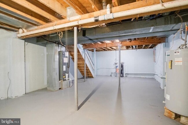 Building Photo - 182 E Village Rd