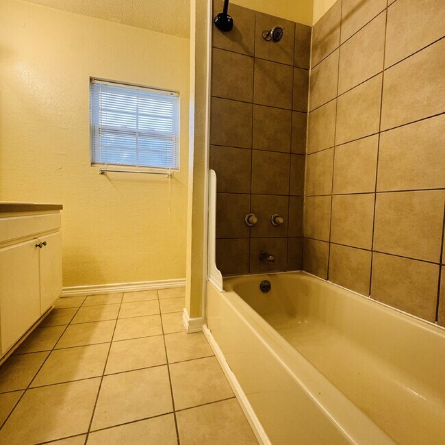Building Photo - Now leasing this charming 2-Bedroom | 1-Bathroom Single-Family Home in Bridge City, TX