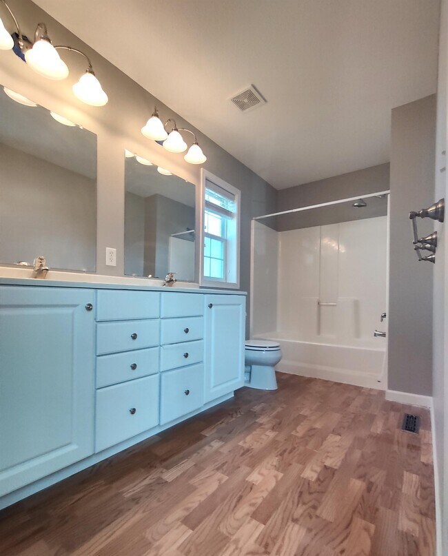 Building Photo - 5948 Oakgreen Ave N