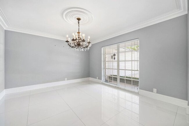 Building Photo - 417 N Country Club Dr