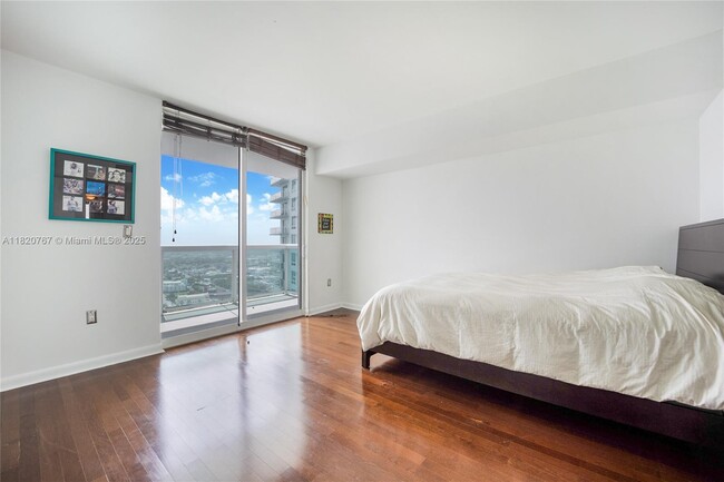 Building Photo - 1800 N Bayshore Dr