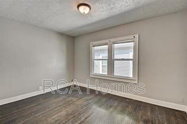 Building Photo - 2948 N Park Ave