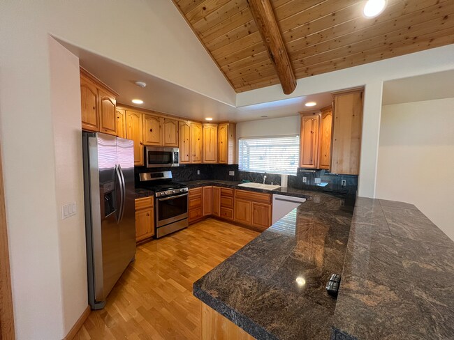 Building Photo - Low Elevation Home Steps From Championship Golf Course