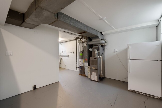 Building Photo - Ready for move in! Check out this RENOVATED 3 bedroom in BROOKLINE! UNBEATABLE LOCATION!