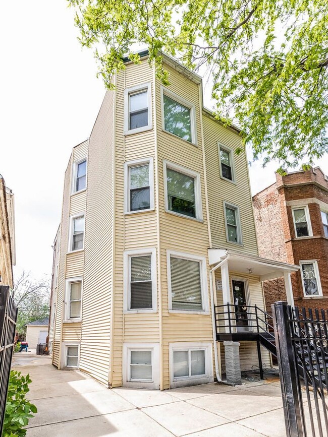 Building Photo - Beautiful 3- Bedroom Apartment