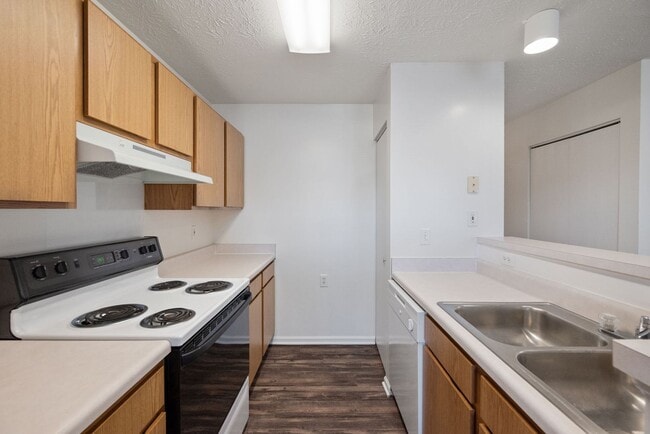 Building Photo - Conveniently Located on 32 in Crawfordsville******Large 2 Bedroom******Comfortable Living